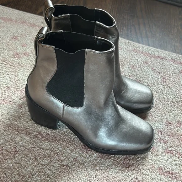Design Lab Koallan Lord And Taylor Metallic Silver Gray Glam Ankle Bootie - Picture 2 of 4